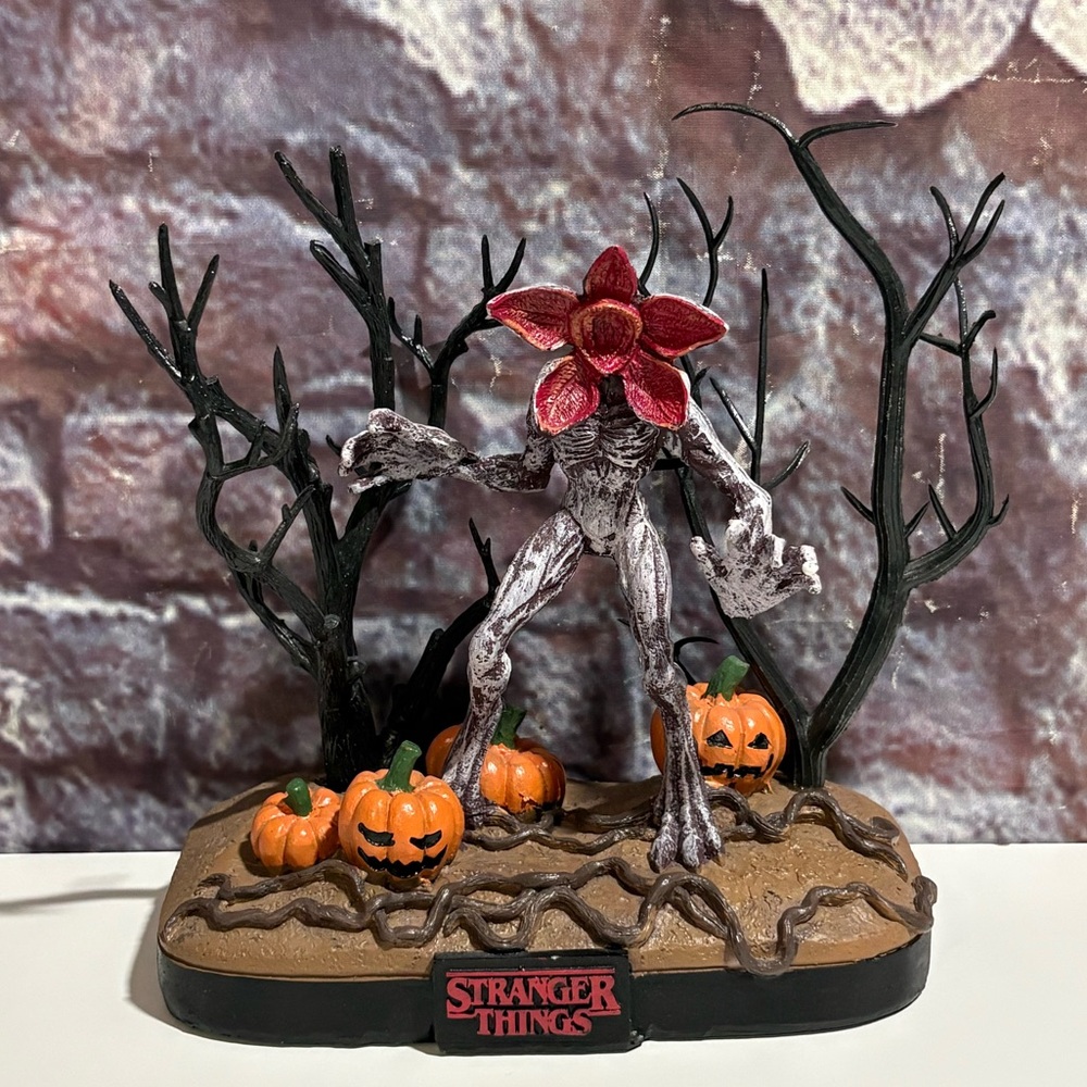 Stranger Things Figure Statue Demogorgon Scene Halloween  8” Collectible